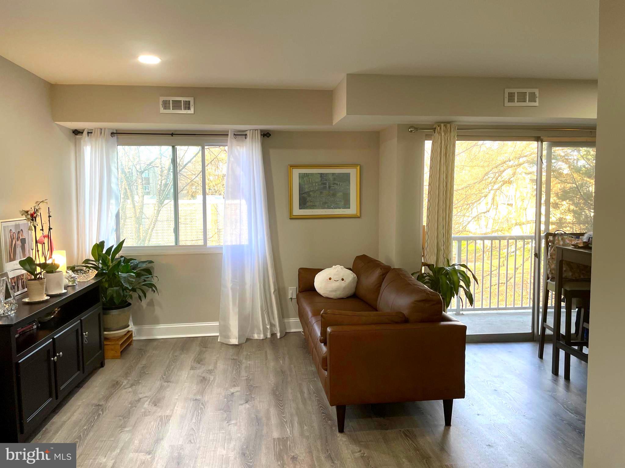 YORKTOWNE SQUARE - Residential