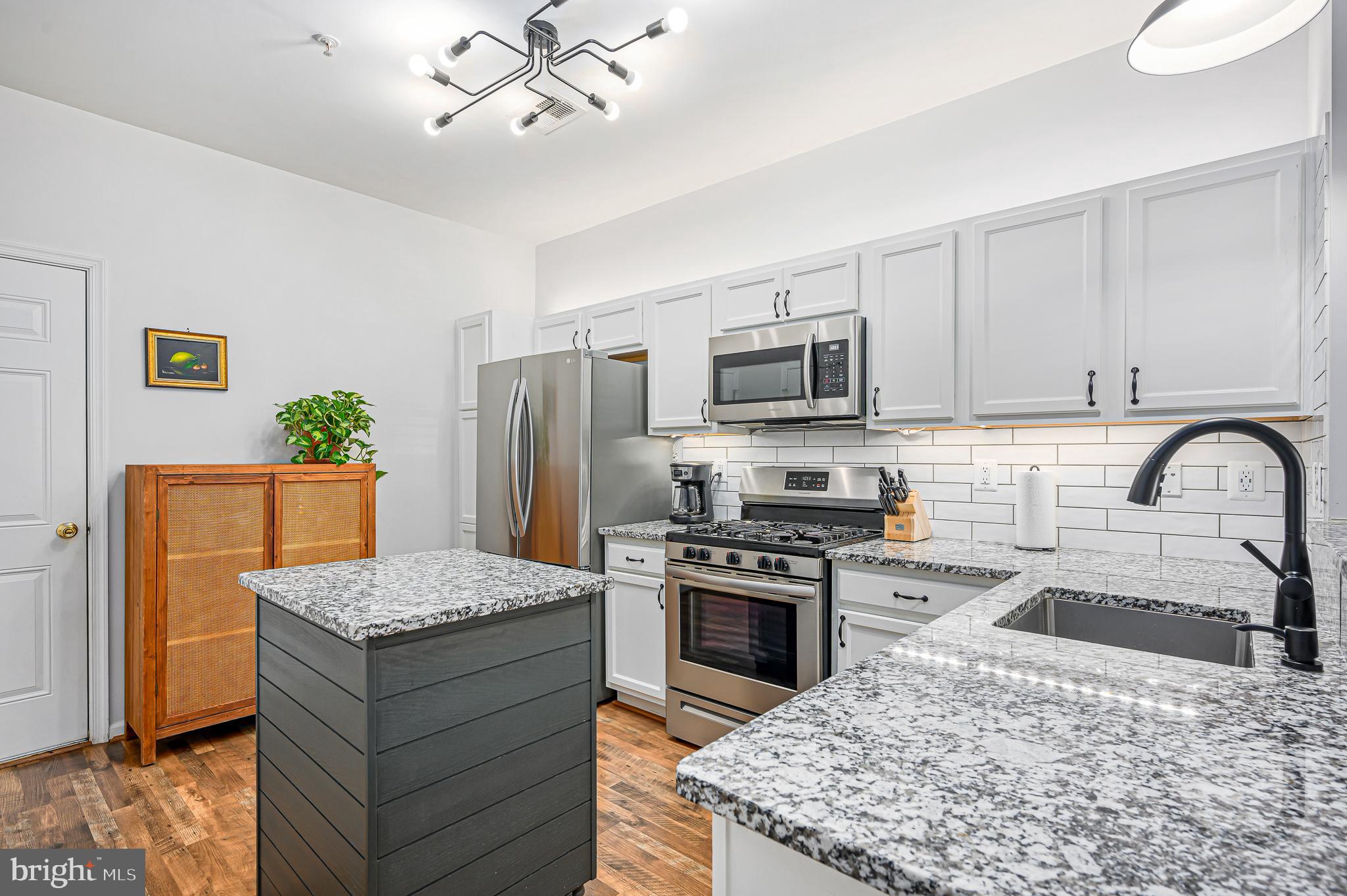 LANSDOWNE TOWN CENTER CONDOS - Residential