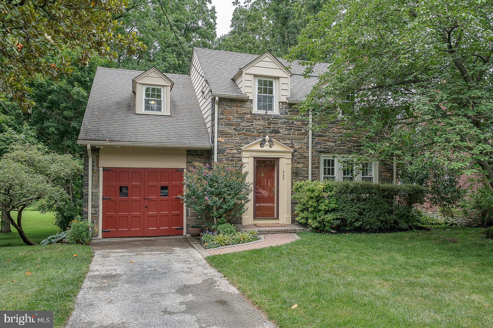 525 W BEECHTREE LANE