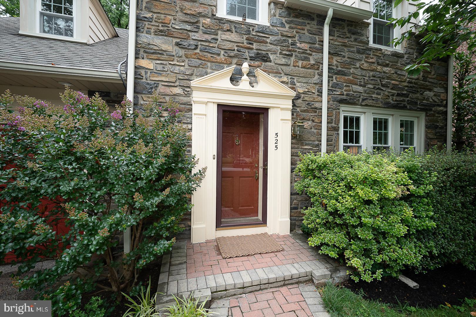 525 W BEECHTREE LANE