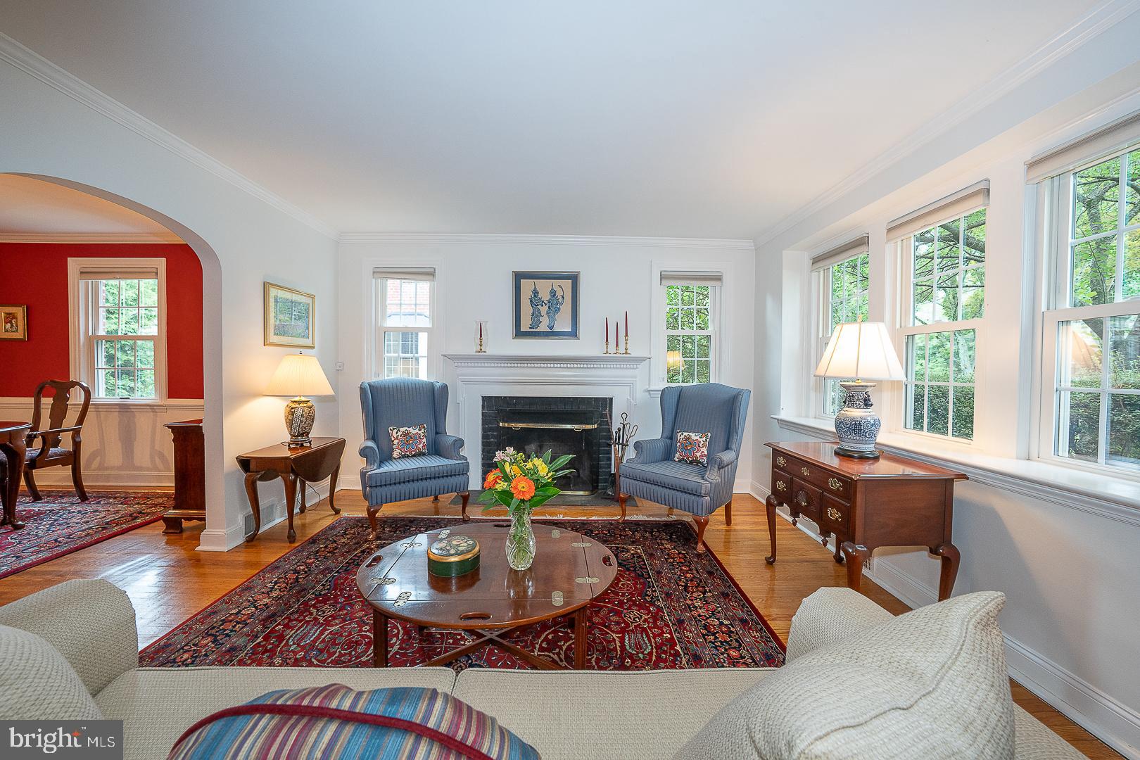 525 W BEECHTREE LANE
