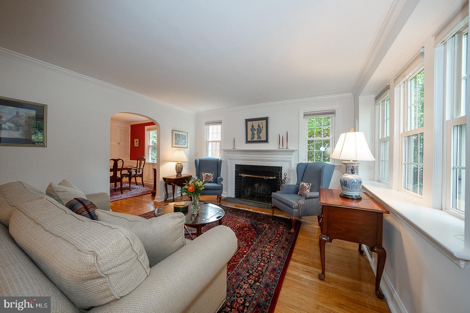 525 W BEECHTREE LANE