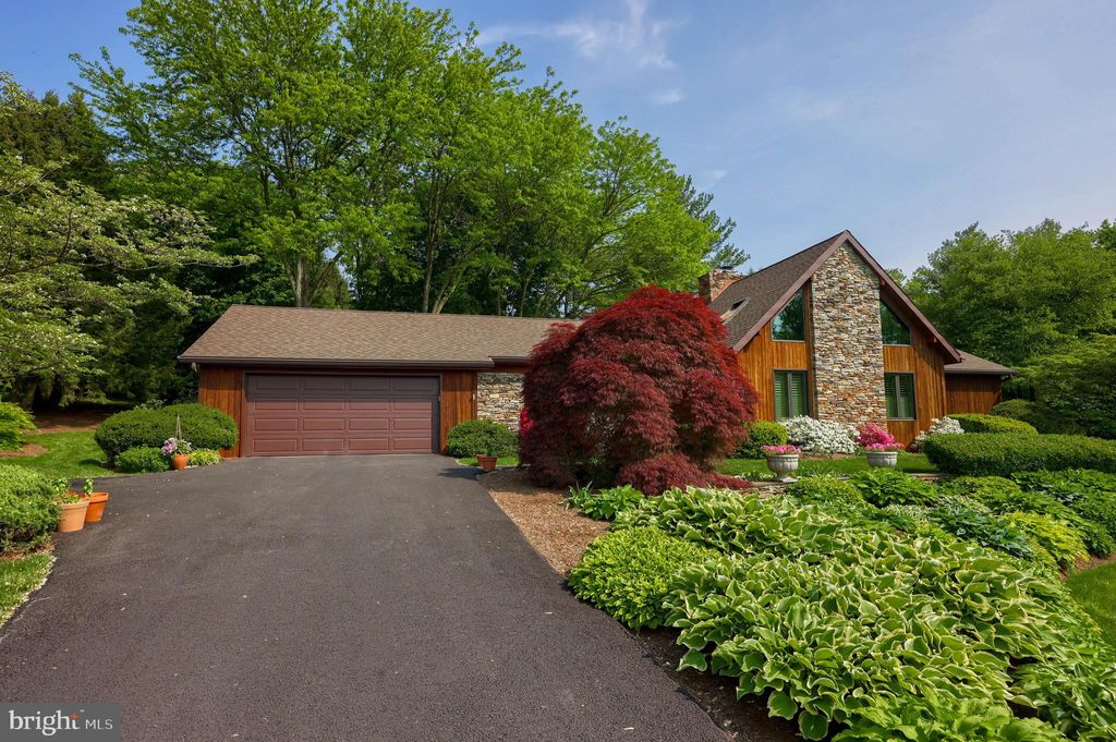 Photo of 154 Bentley Lane, Lancaster, PA 17603 (MLS # PALA2051532)