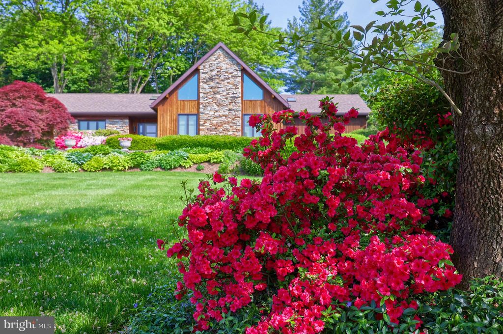 Photo of 154 Bentley Lane, Lancaster, PA 17603 (MLS # PALA2051532)