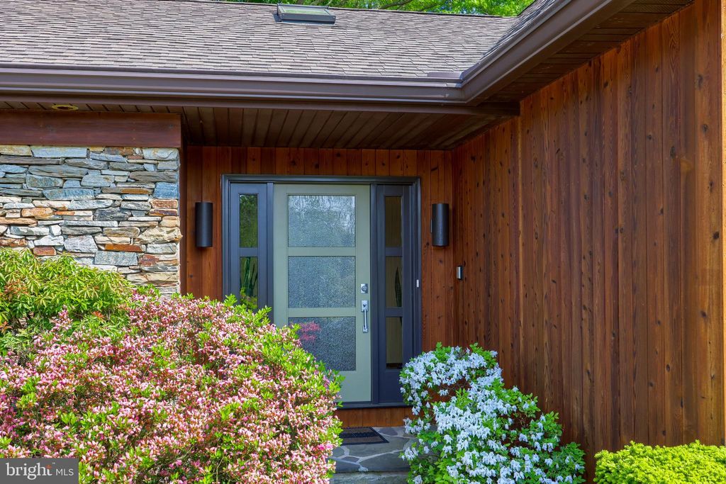 Photo of 154 Bentley Lane, Lancaster, PA 17603 (MLS # PALA2051532)