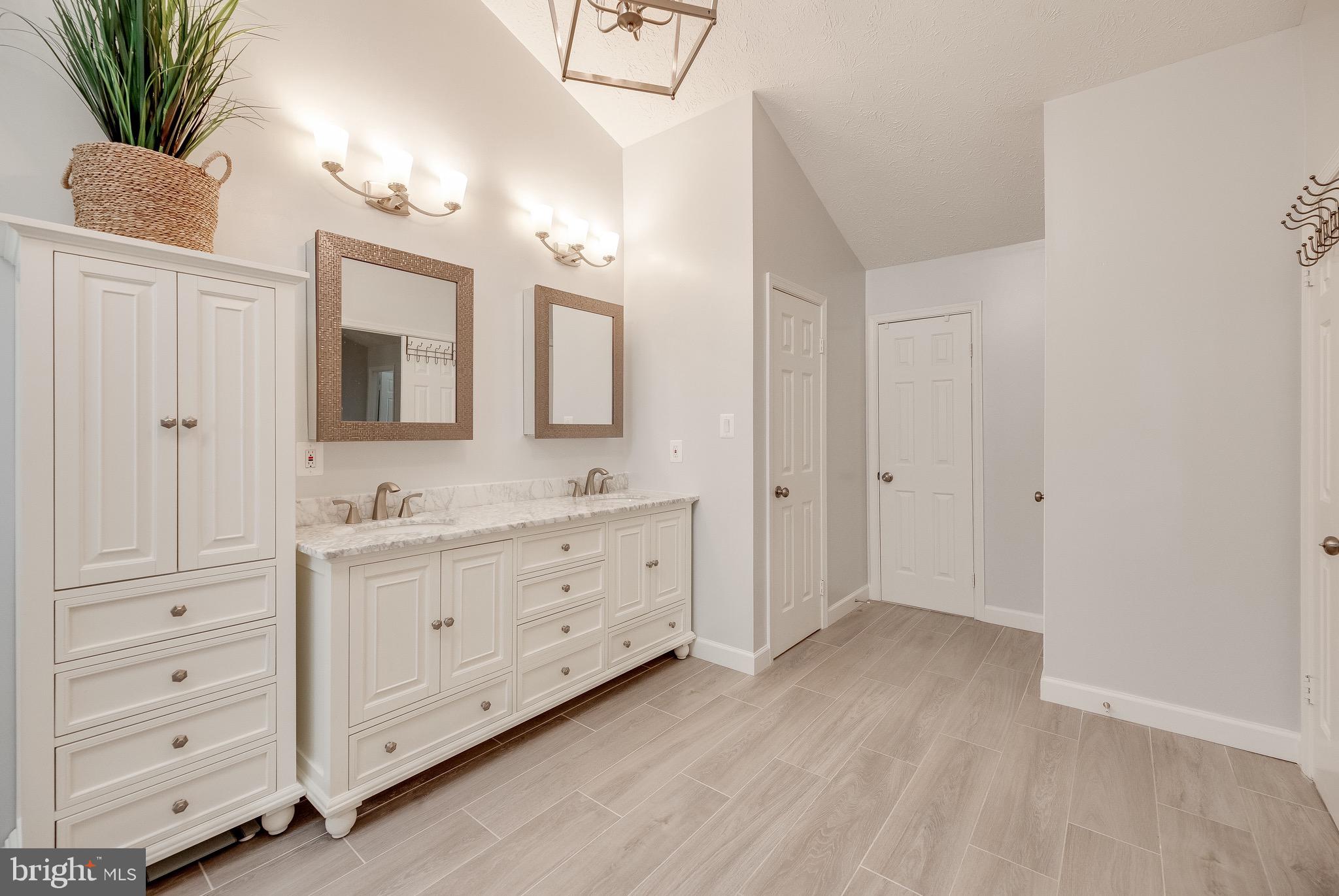 WOODED GLEN - Residential