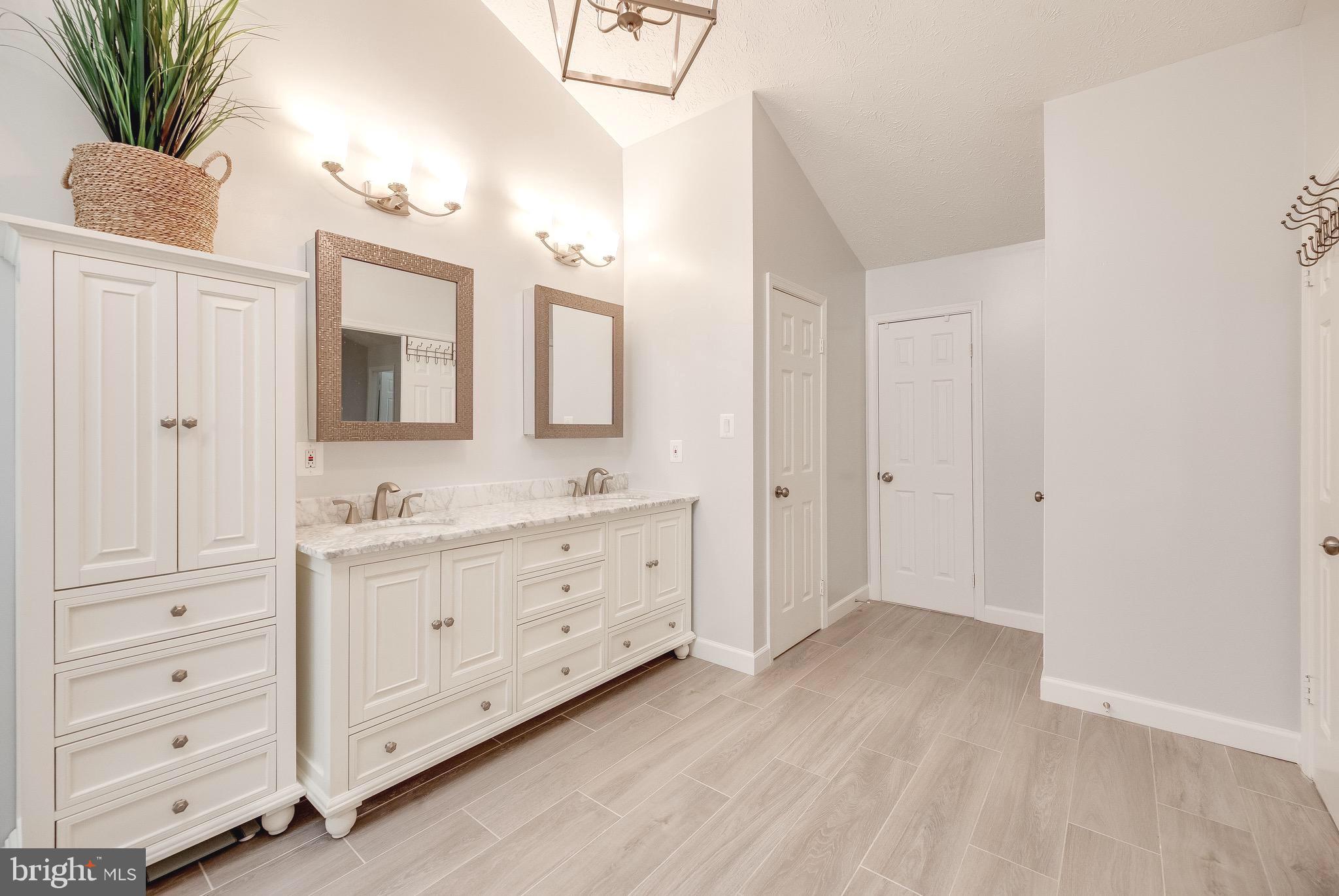 WOODED GLEN - Residential