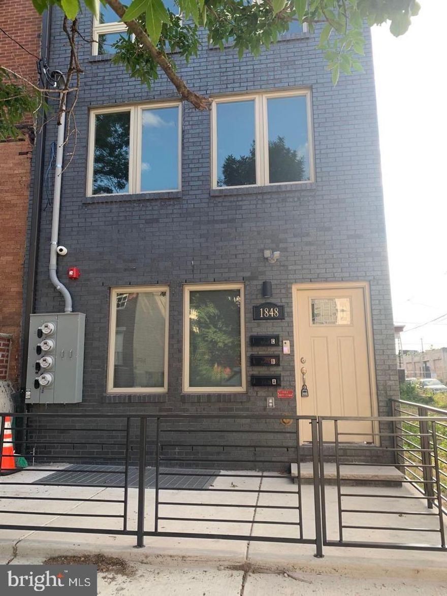 Fairly new construction building, 2 big bedrooms with one bathrooms, .Nice wood floors thru out the unit, modern kitchen with tile floors, granite counter top, stainless steel appliances. nicely designed unit, with a nice Juliette balcony. couple blocks away from Temple university.
Water monthly $50.