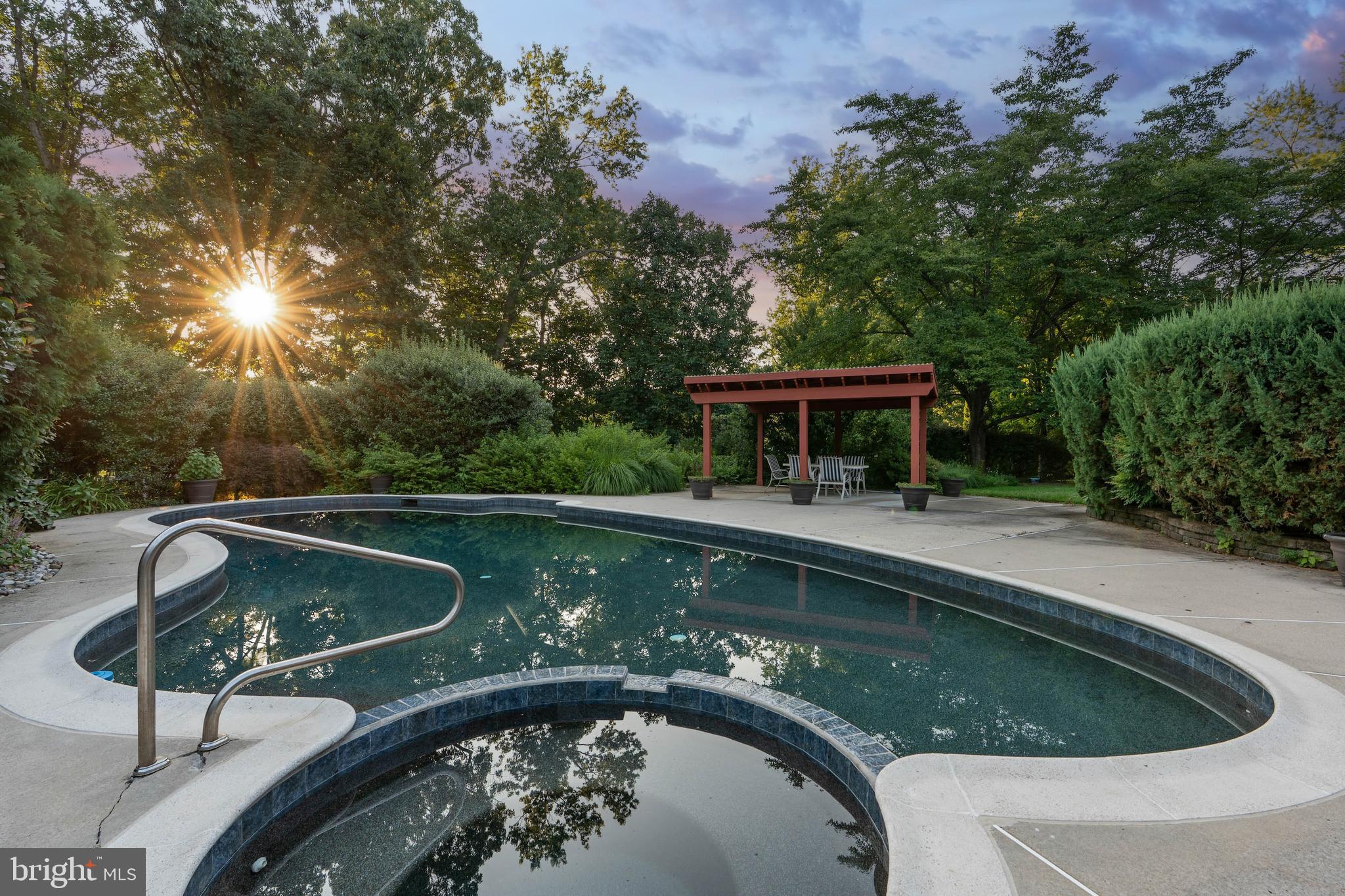 10 STREAM COURT