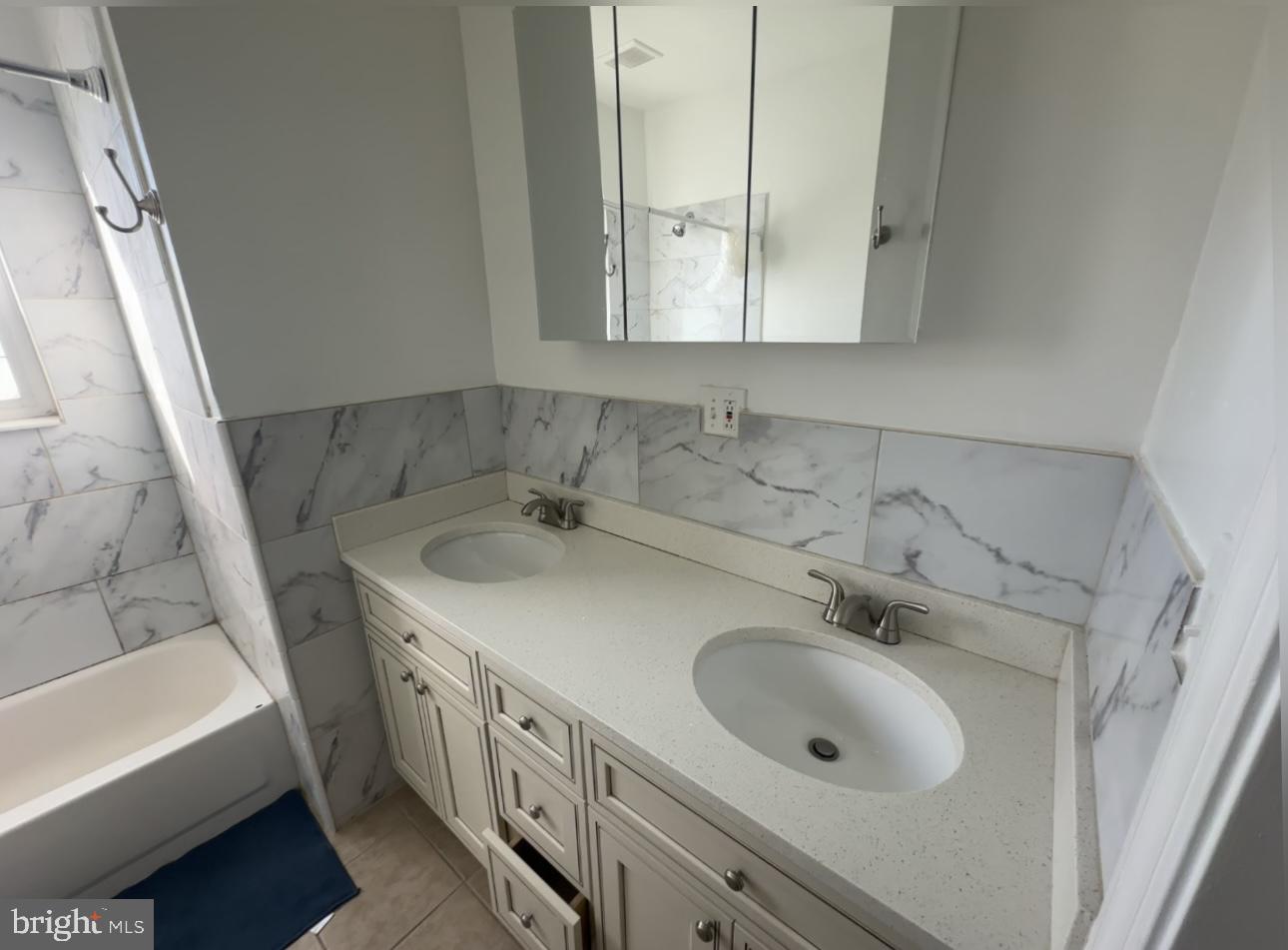 UNIVERSITY CITY - Residential Lease