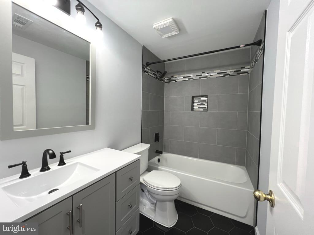 SHEFFIELD GLEN TOWNHOMES - Residential Lease