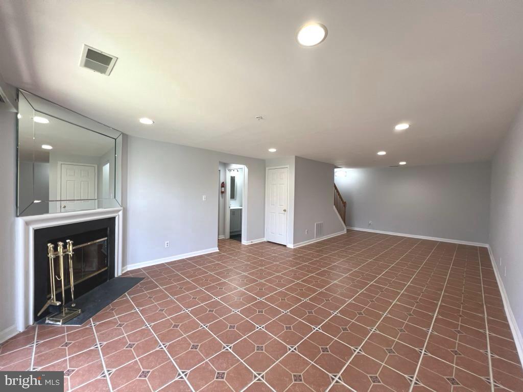 SHEFFIELD GLEN TOWNHOMES - Residential Lease