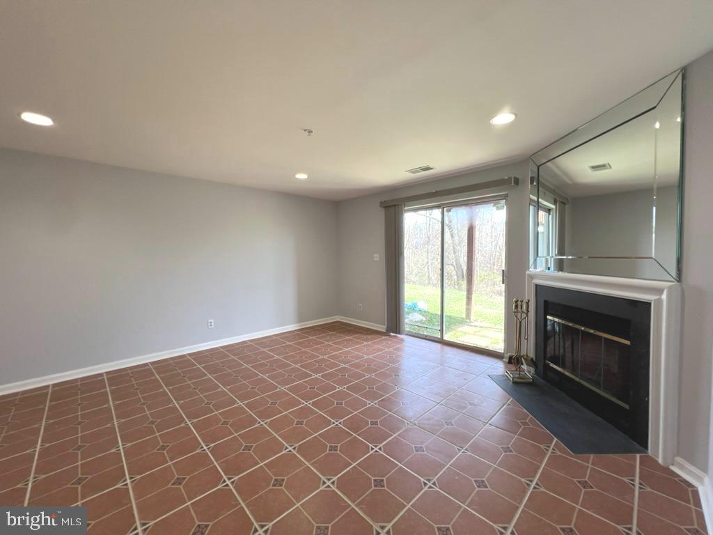 SHEFFIELD GLEN TOWNHOMES - Residential Lease