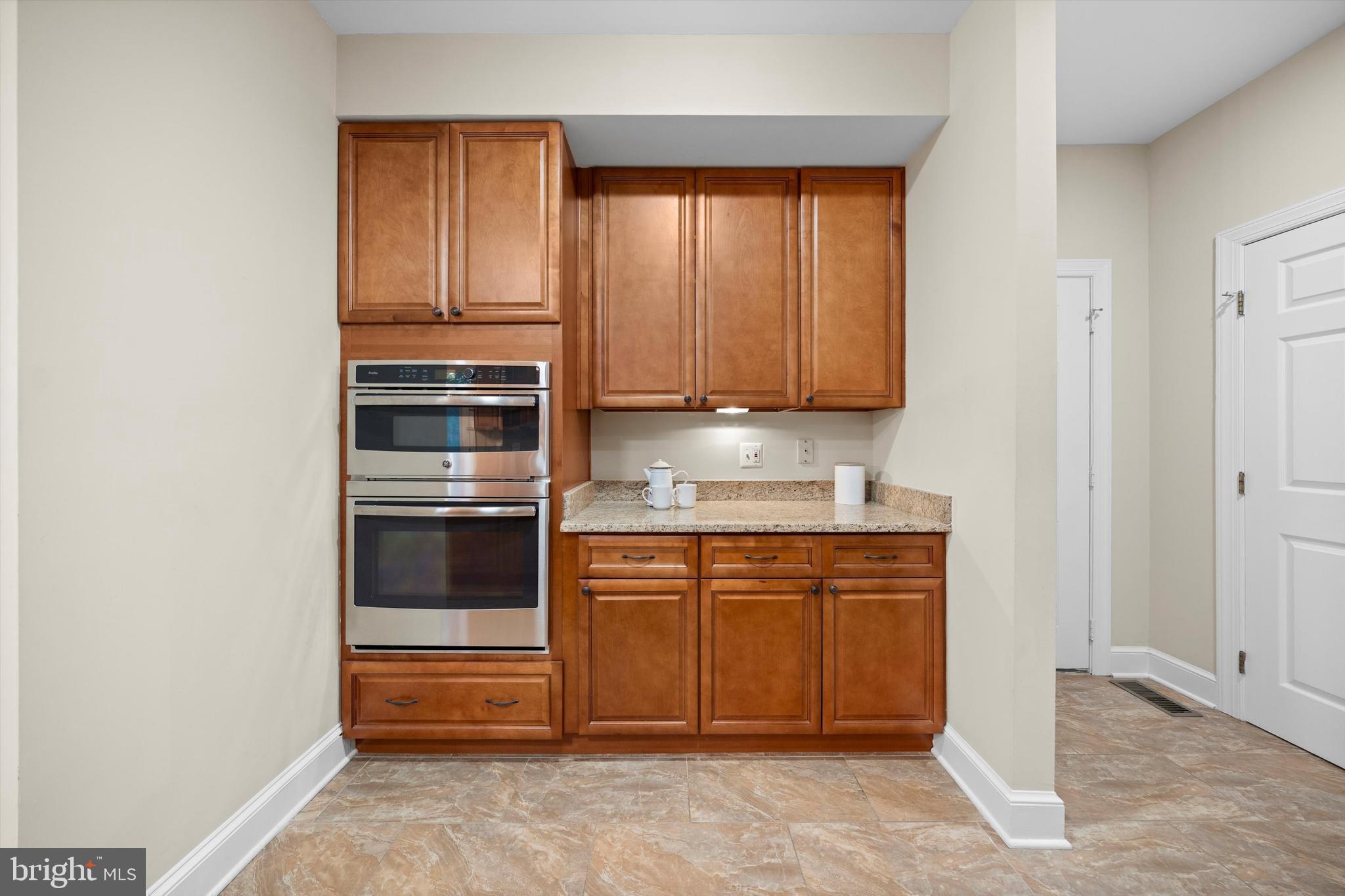 ENGLISH OAKS - Residential