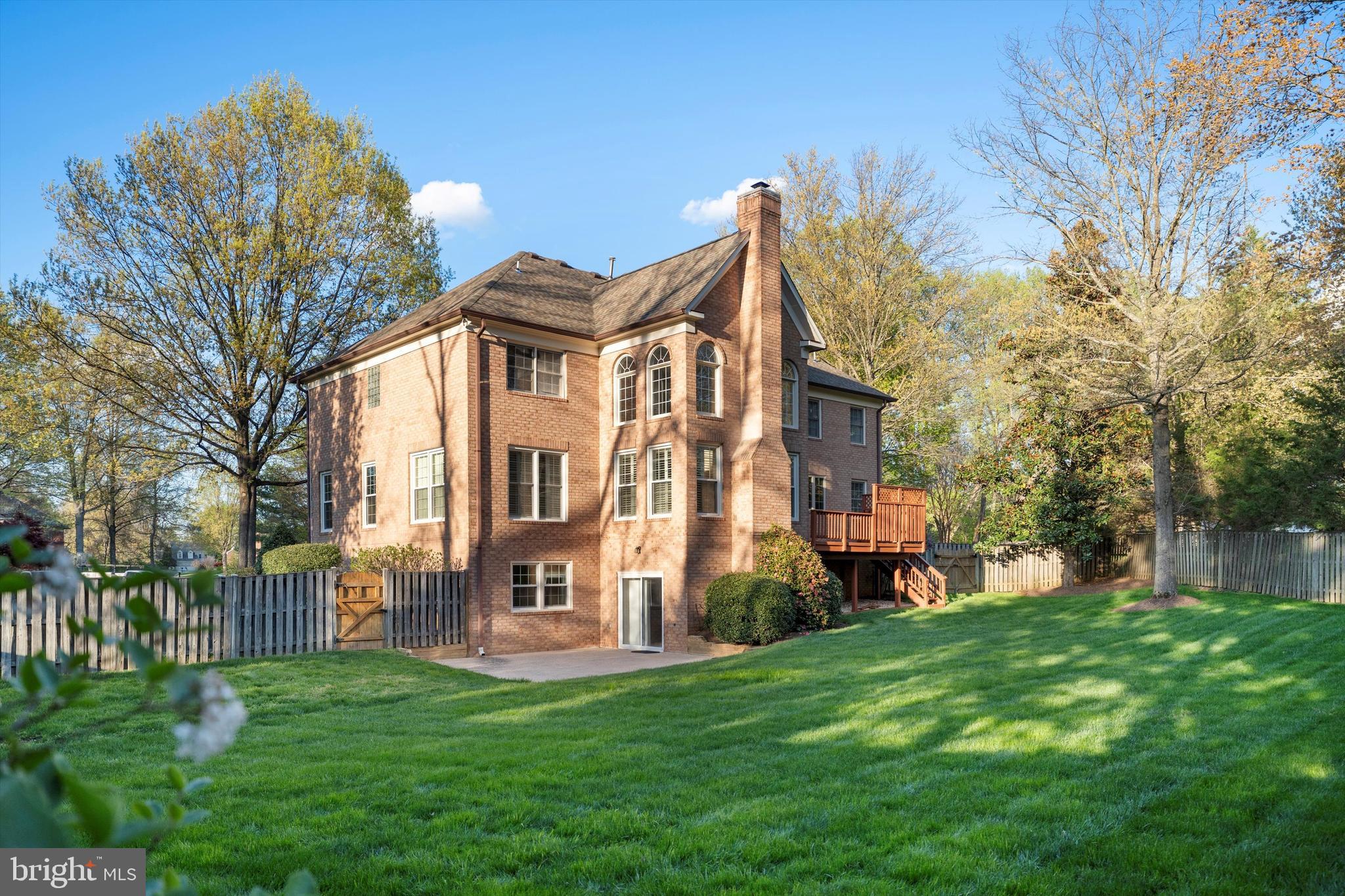 ENGLISH OAKS - Residential