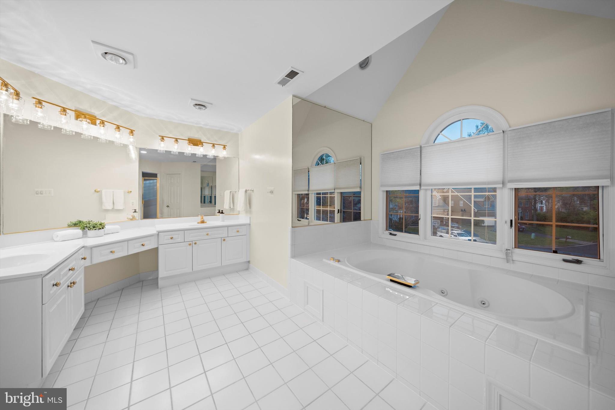 ENGLISH OAKS - Residential