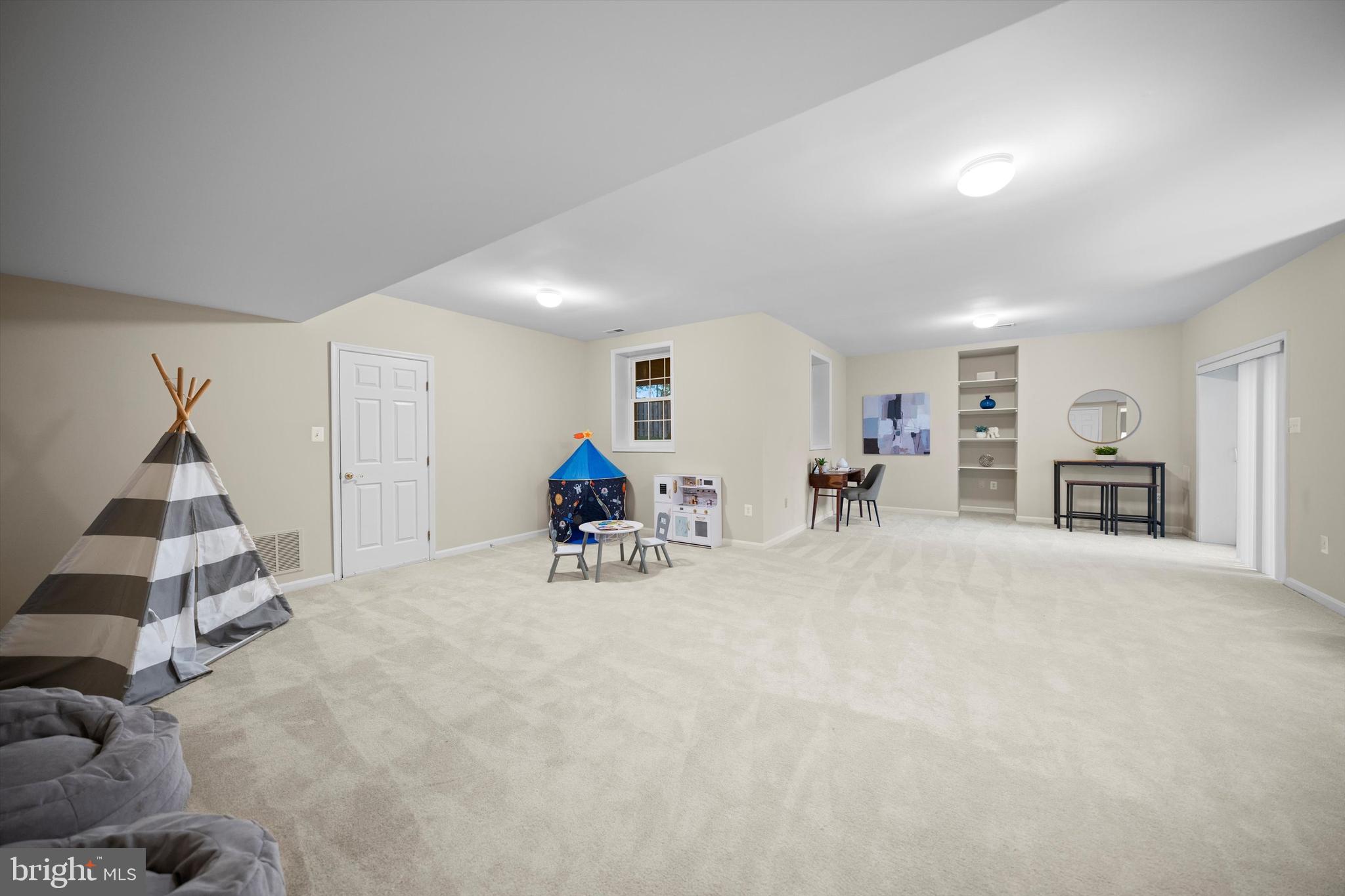 ENGLISH OAKS - Residential