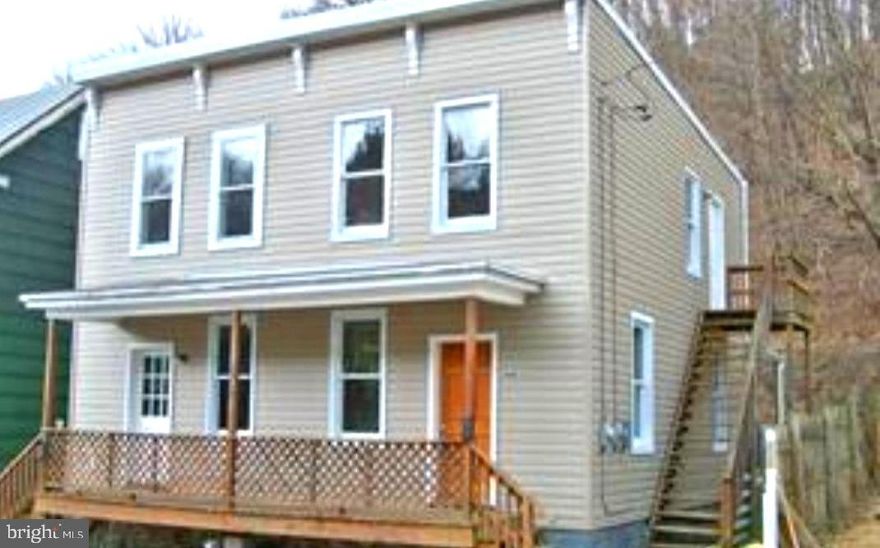 MONEY MAKING POTENTIAL.  TRIPLEX.  ACT TODAY.
 THREE UNITS:
 2 BEDS 1 BATH
 1 BED 1 BATH UP 
 1 BED 1 BATH DOWN
MONEY MAKING POTENTIAL.