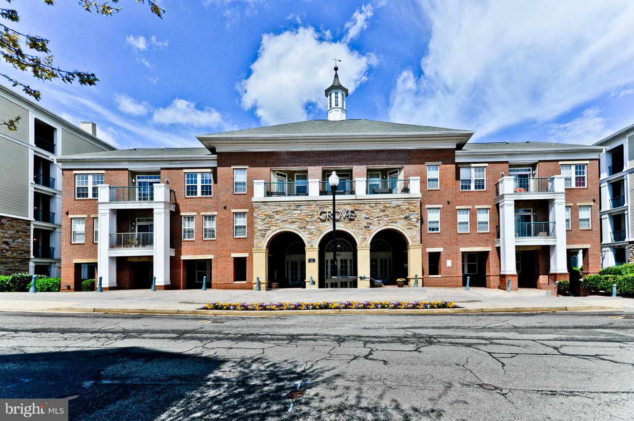 GROVE AT ARLINGTON - Residential