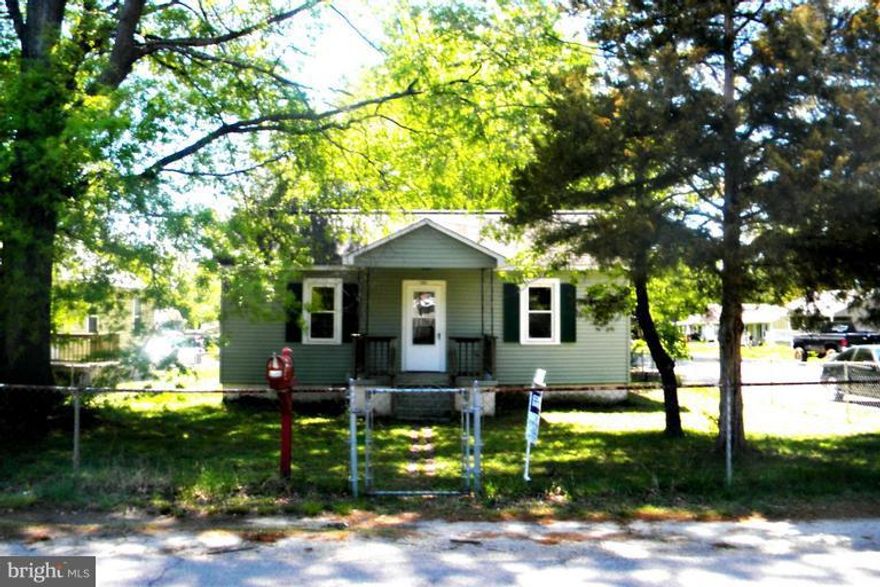 COZY 2Br 2Ba in City of Fred. Perfect locoation, galley kit and large family room, large fenced in yard in front and back of home w/deck. Close to downtown, Central Park and Cosners Corner. Pets CBC.