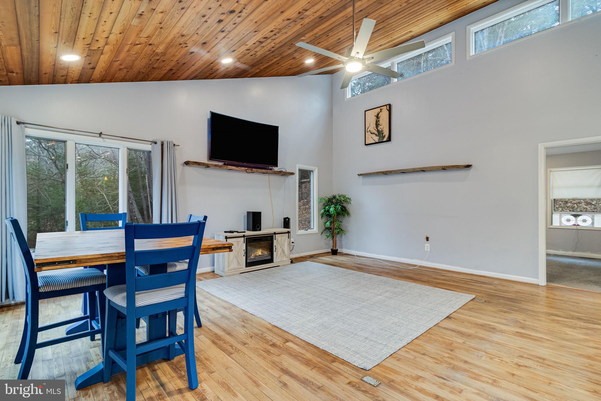 COVE LAKE - Residential