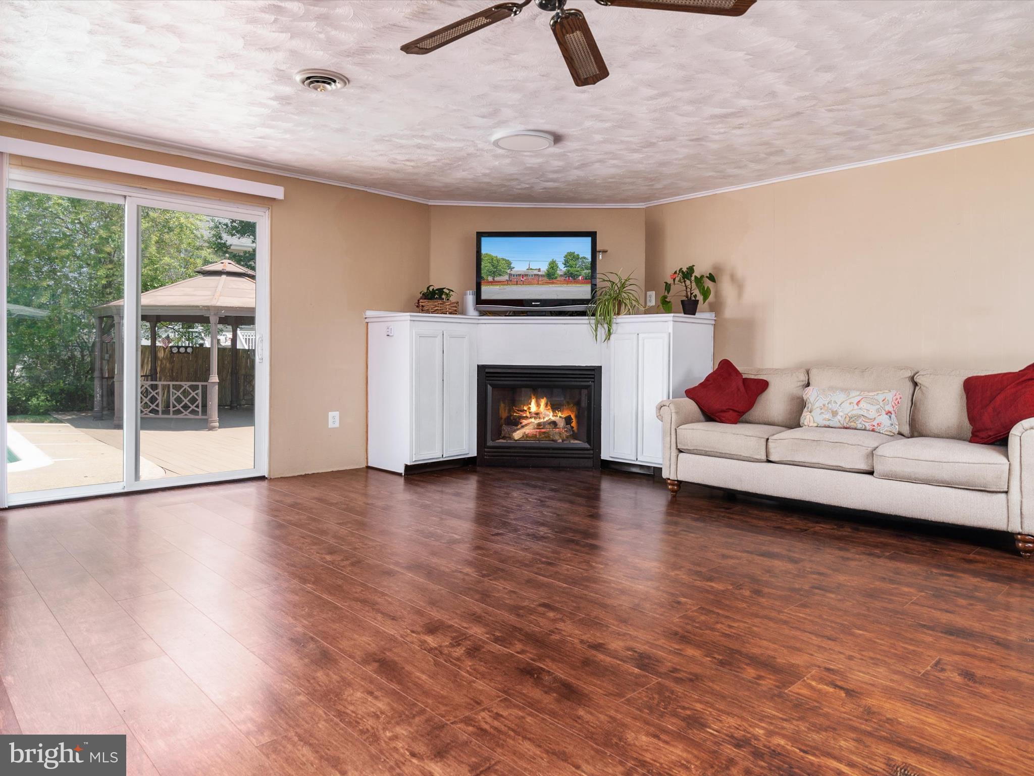 WOODLAND BEACH - Residential