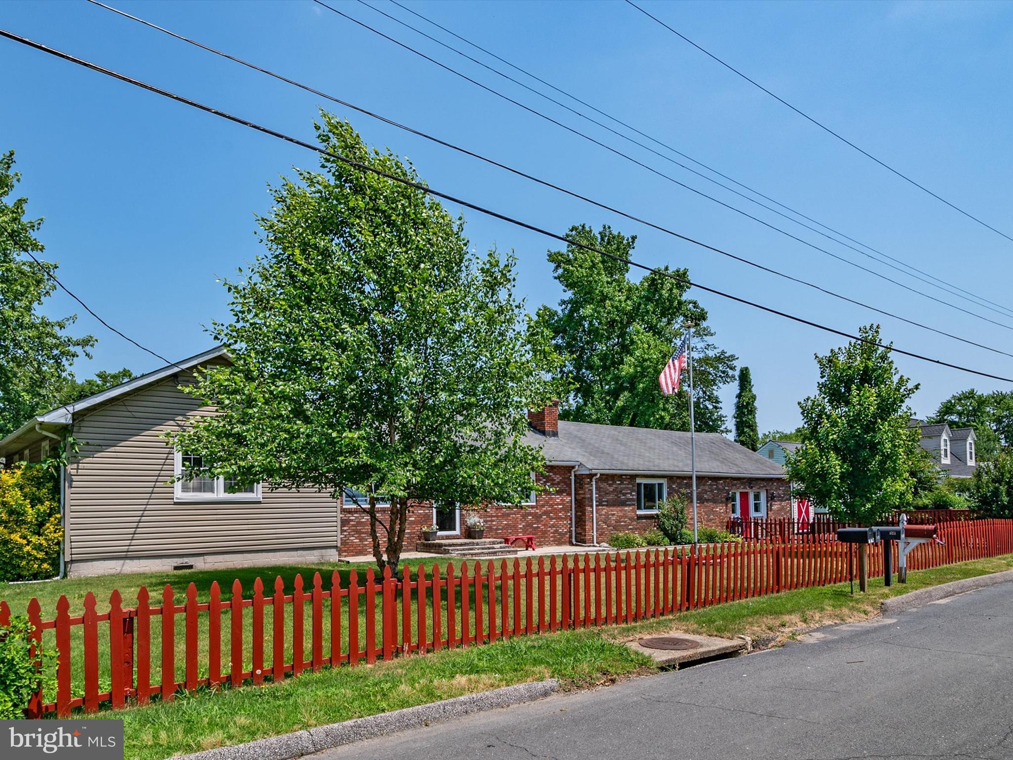 WOODLAND BEACH - Residential