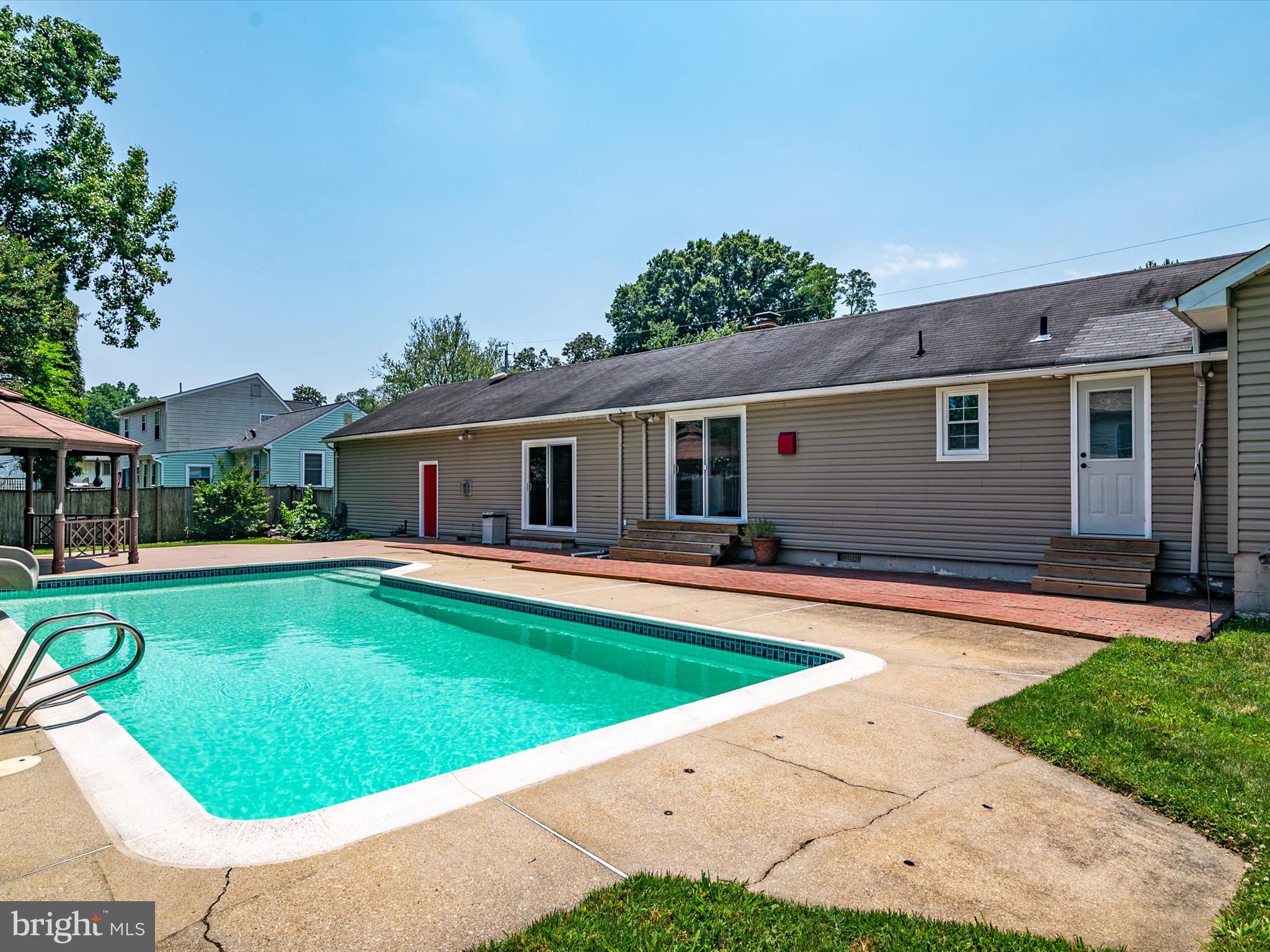 WOODLAND BEACH - Residential