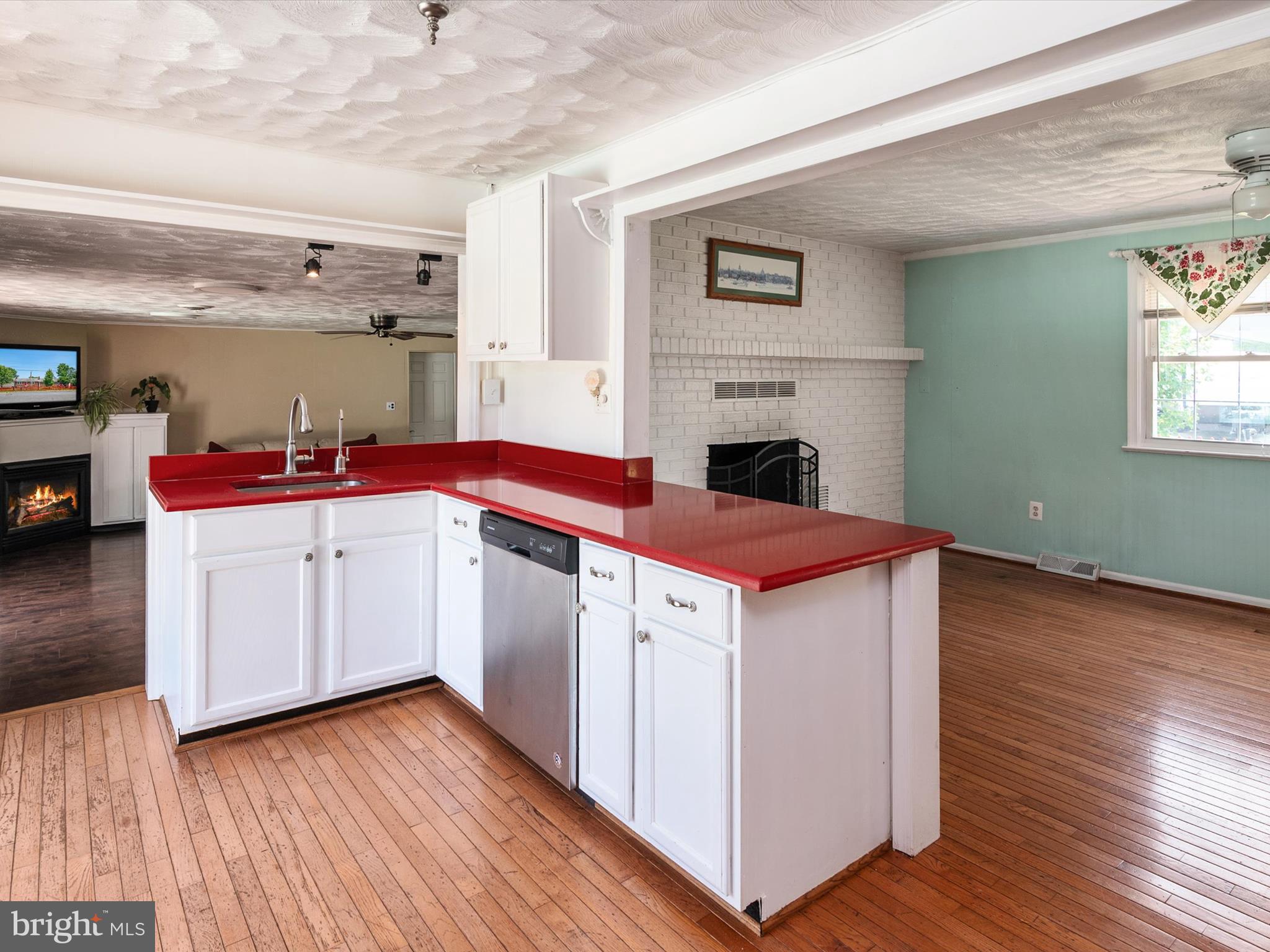 WOODLAND BEACH - Residential