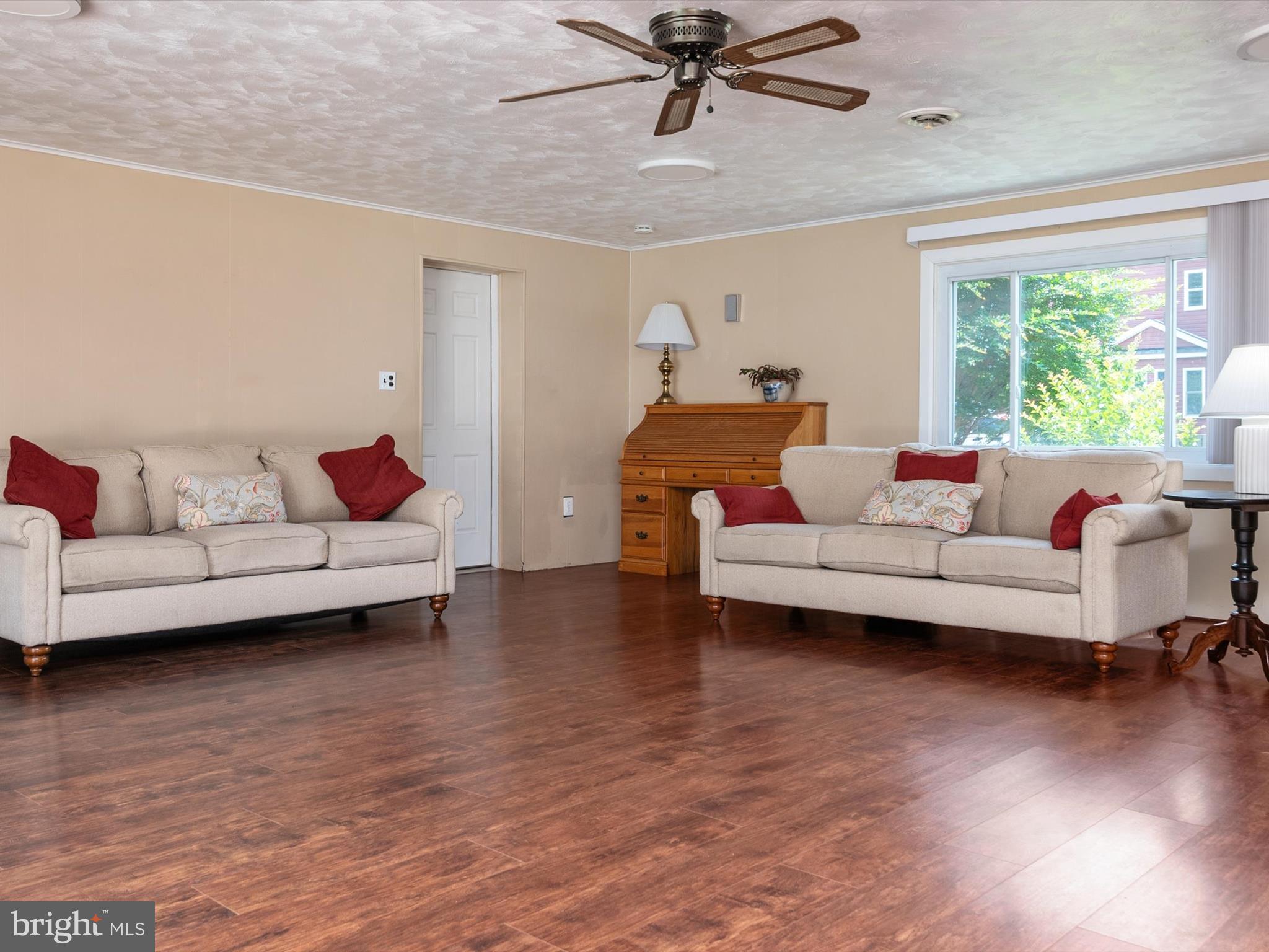 WOODLAND BEACH - Residential