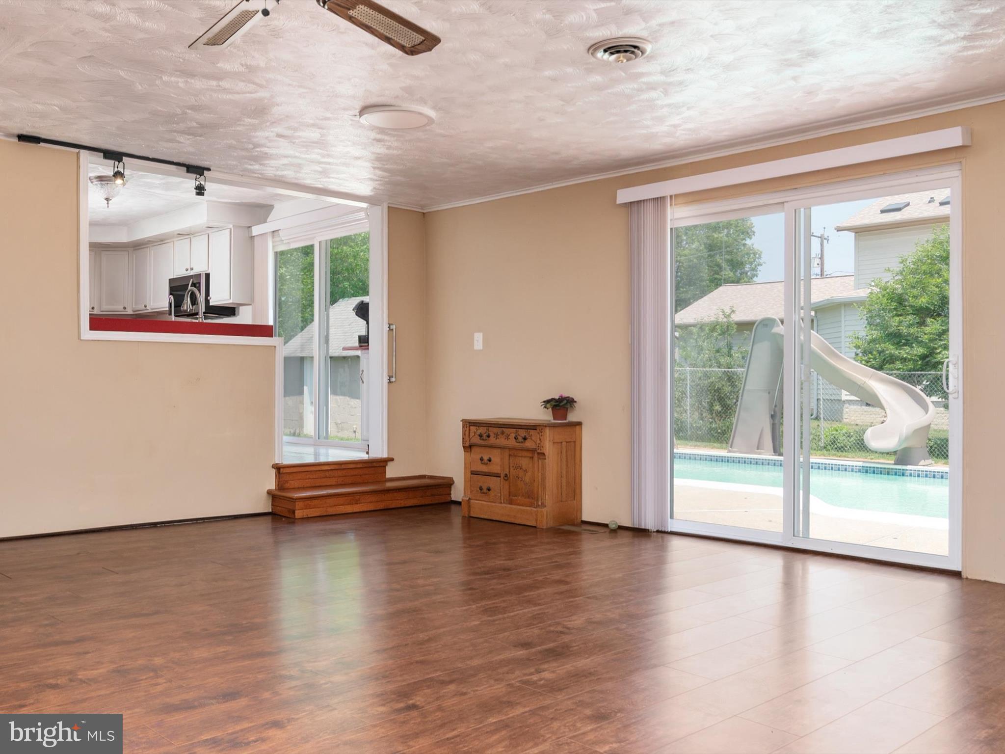 WOODLAND BEACH - Residential