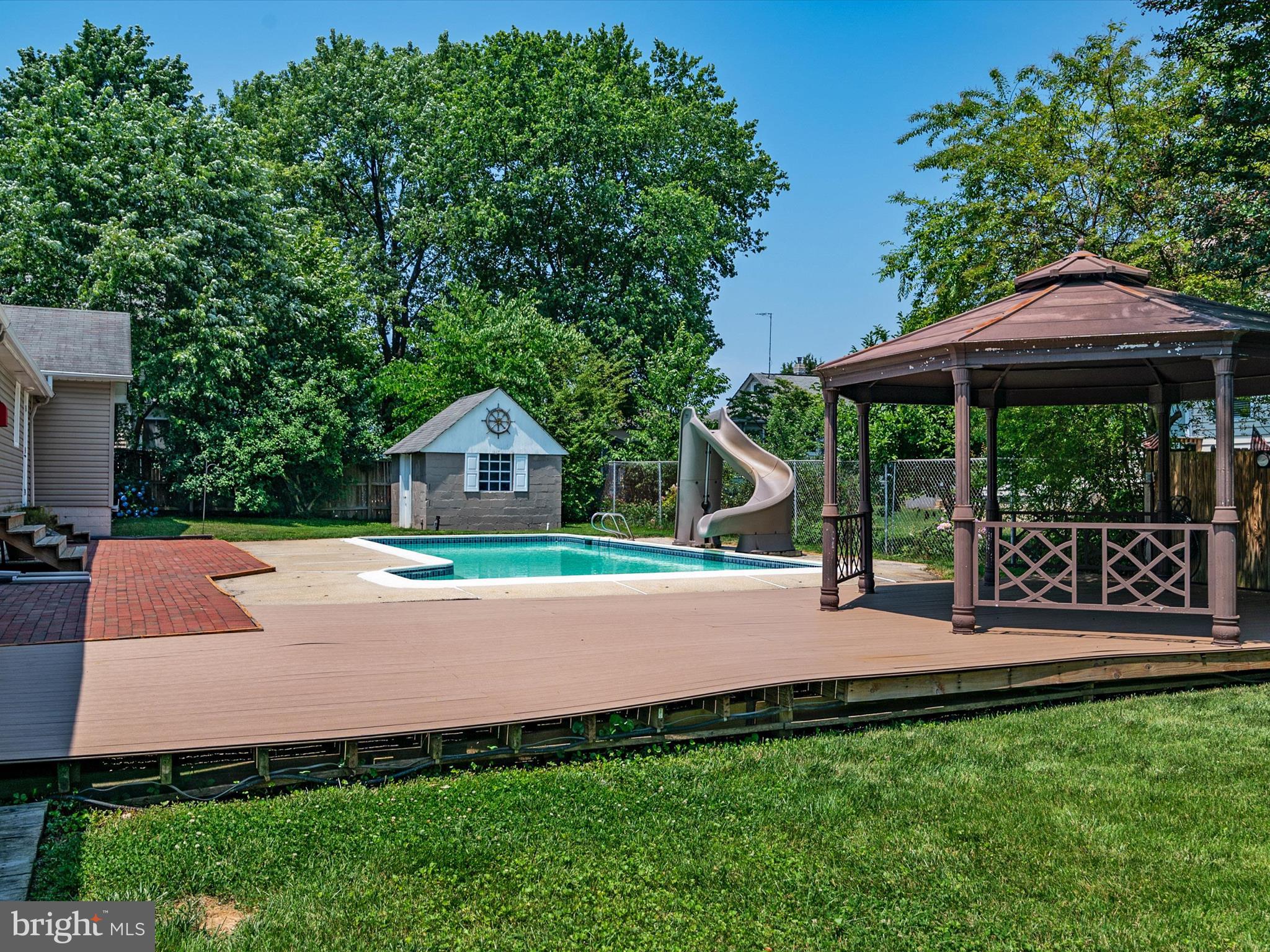 WOODLAND BEACH - Residential