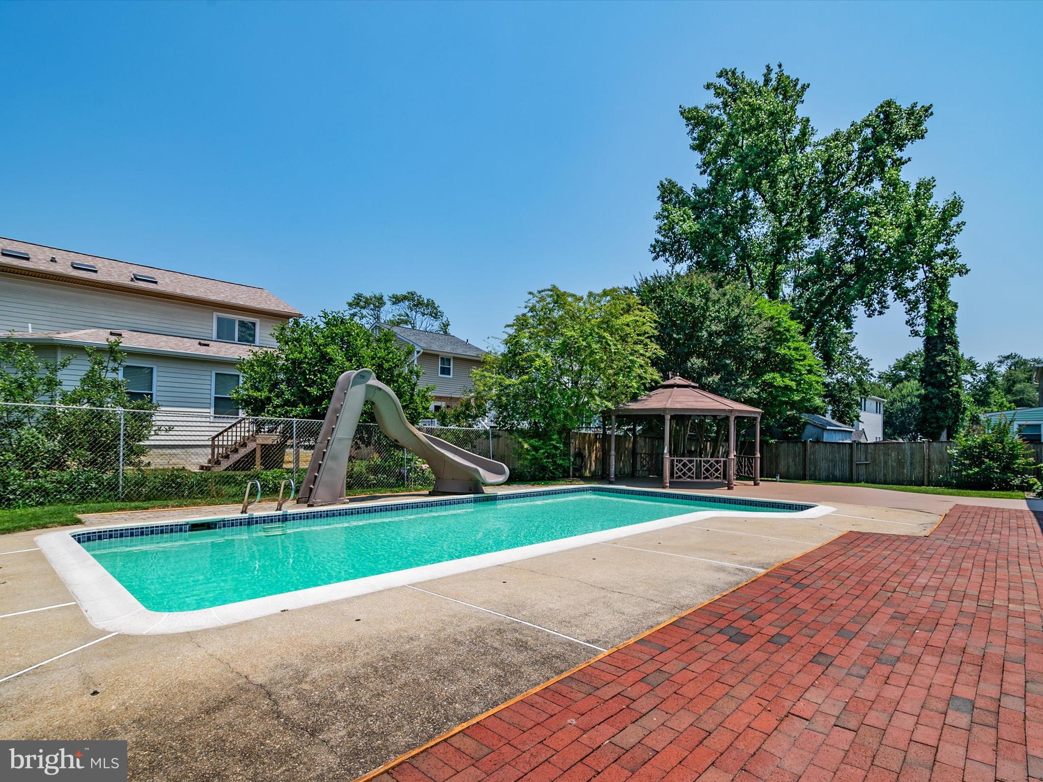 WOODLAND BEACH - Residential