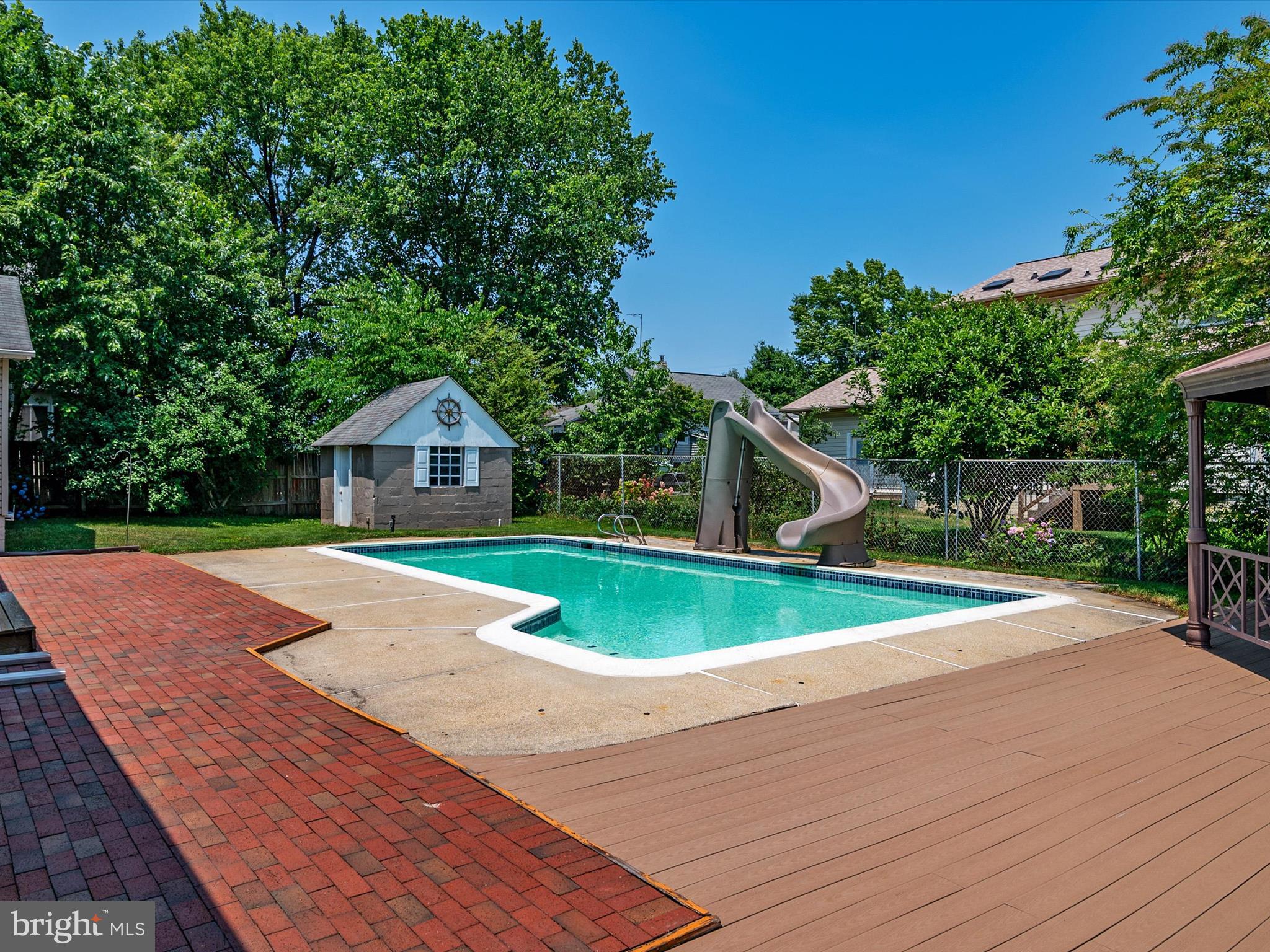 WOODLAND BEACH - Residential