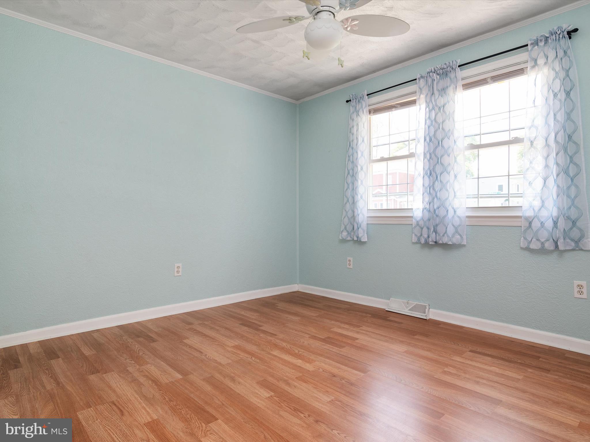 WOODLAND BEACH - Residential