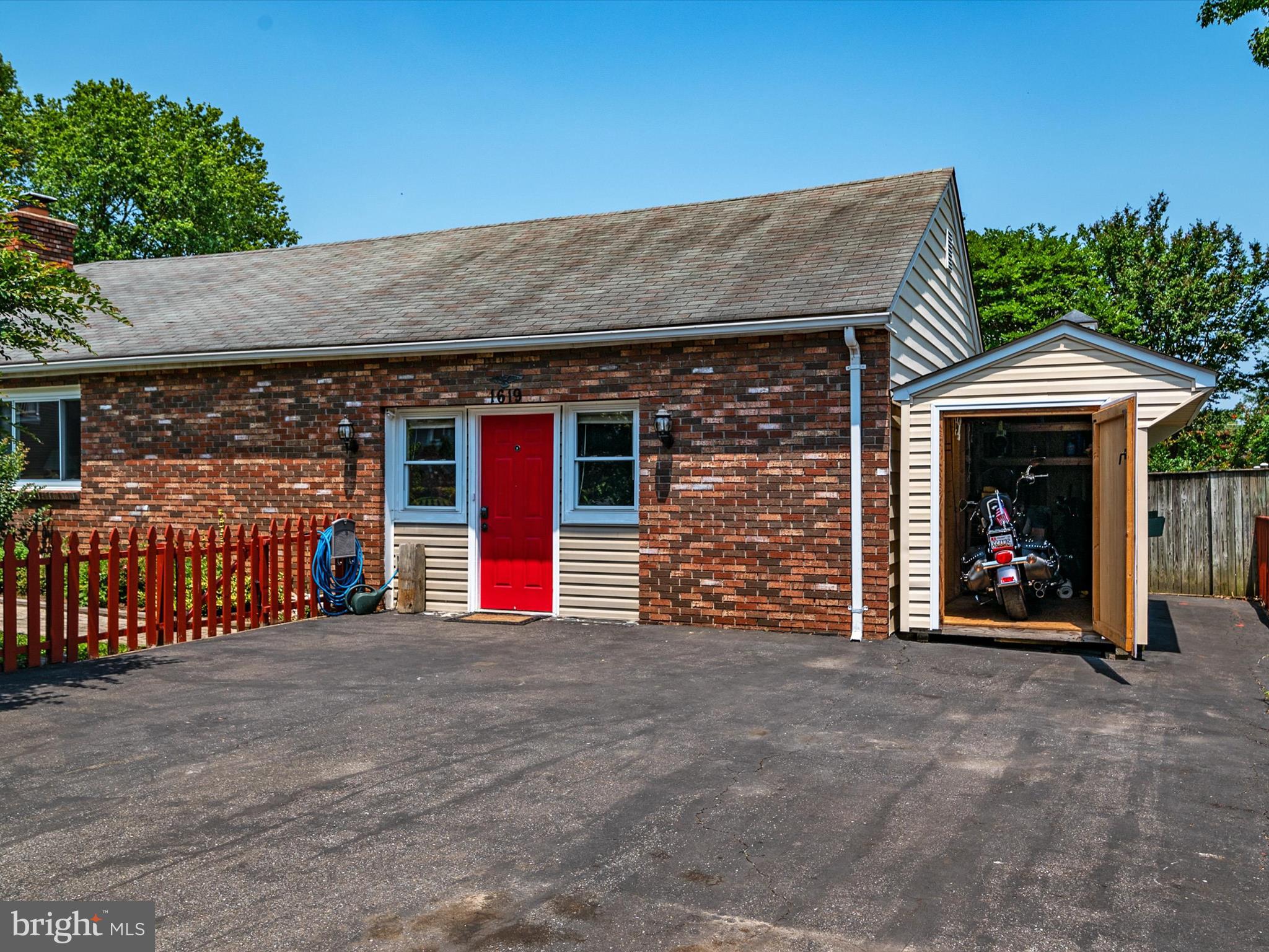 WOODLAND BEACH - Residential