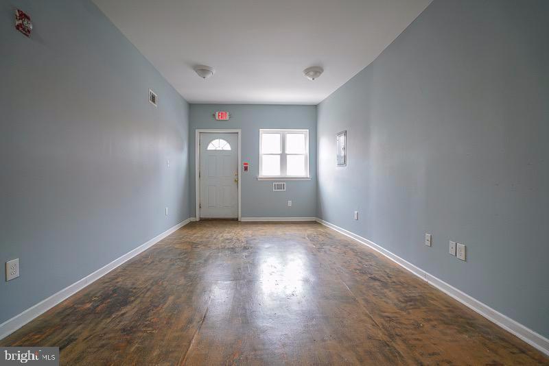 PORT RICHMOND - Commercial Lease