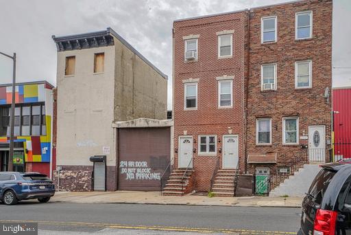 1st floor commercial space . This a great opportunity to place your business in thriving commercial corridor
and major development . Rarely offered. Last use was salon but use your imagination to lease this spot and start your business. Close to 95 ,Center City and Fishtown . Make appointment today. Basement and rear yard not not included.