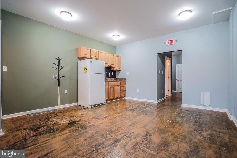 PORT RICHMOND - Commercial Lease