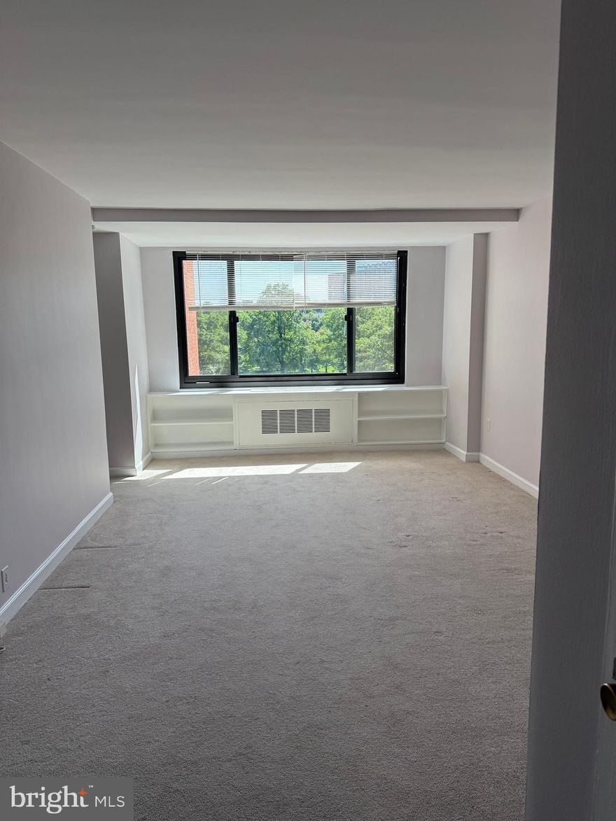 Updated studio apartment (efficiency) with main room, full kitchen and bathroom in a high rise building. All utilities included (Heat, Gas, Electricity, AC, Water, Sewer) and plenty of closet space. Convenient and luxurious location, short distance to the Rosslyn Metro station (Blue, Orange, Silver lines), 10 mints to Washington DC, downtown, pentagon and Fort Meyer. Short walking distance to restaurants, shopping center, scenic trails, Georgetown and universities. Amazing amenities include concierge service, front desk, gated security with security patrol, controlled building entrance, elevators, state of the art fitness center with steam room, sauna, free yoga classes, party and billiard room, large resort style pool with hot tub, picnic areas with bar-b-que grills and play ground, River Place park, on site hair salon, international coffee shop and mini market. Easy access to National Landing, Amazon HQ, I-66, I-395, I-495, I-95, Rt50 and Airports.