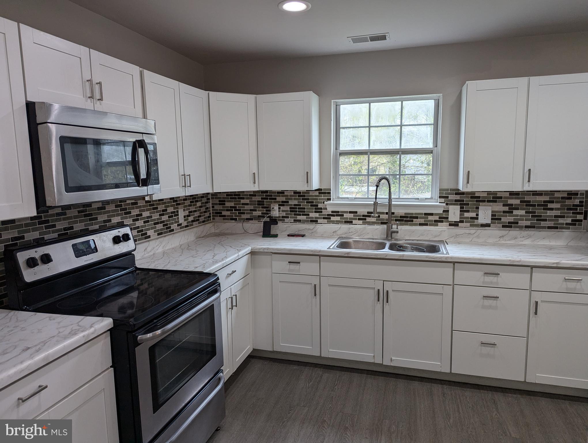 BROOKSQUARE - Residential Lease