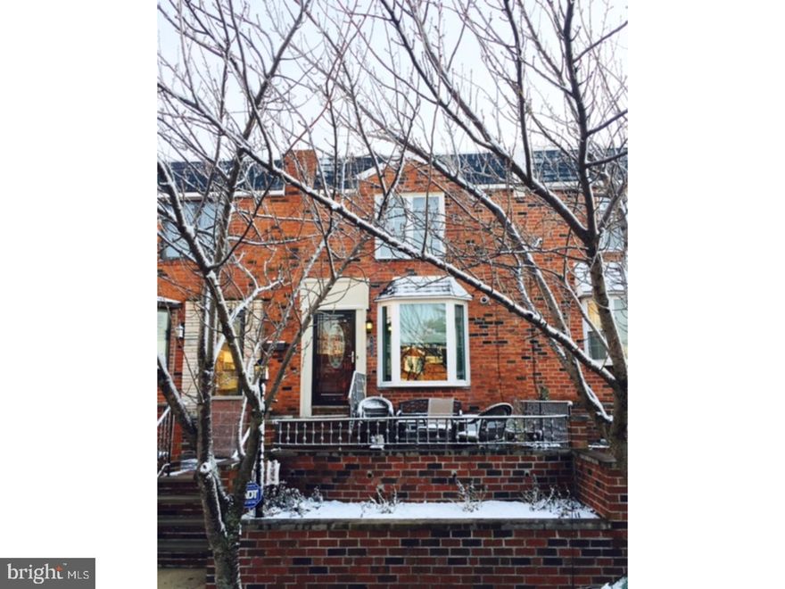 Recently rehabbed, hi-end completely finished 3 bedroom home on most desirable cul-de-sac in Packer Park. This house has everything possible. Enter from the brick patio into the living room finished with gleaming oak H/W floors, fireplace, high hat lighting & freshly painted walls. Following through the living room is a 2 seat granite top breakfast bar which faces into a Chef's kitchen featuring granite counter tops, counter depth refrigerator, solid maple cabinetry, glass mosaic subway tile backsplash, floating hood vent, gas countertop range & built-in under-counter convection oven. Kitchen also equipt with dishwasher, garbage disposal & ceramic tiled floor. Off the kitchen are sliding glass Pella doors which lead to a full sized, private trex deck which is ideal for BBq's & entertaining. 2nd floor consists of 3 bedrooms, all with newer gleaming oak H/W floors, freshly painted walls & full bathroom featuring a roman style soaking tub. The lower lever is completely tiled and is used as an entertaining/recreational room. It consists of a large 6 person cherry wood wet bar and a large rec room in the rear portion. This lower lever is accessible and level to your private driveway in rear of property for necessary handicap access. Due to it's width, Croatan Place is the ONLY cul-de-sac in Packer Park in which the center is used for an additional 24 parking spots which assures you that you will always have extra parking. This property is within walking distance of Subway, I95, 76W , Walt Whitman Bridge, Navy Yard, Citizens Bank Park, Lincoln Financial Field, Wells Fargo Center, FDR Park, Xfinity Live & Chickie's & Pete's