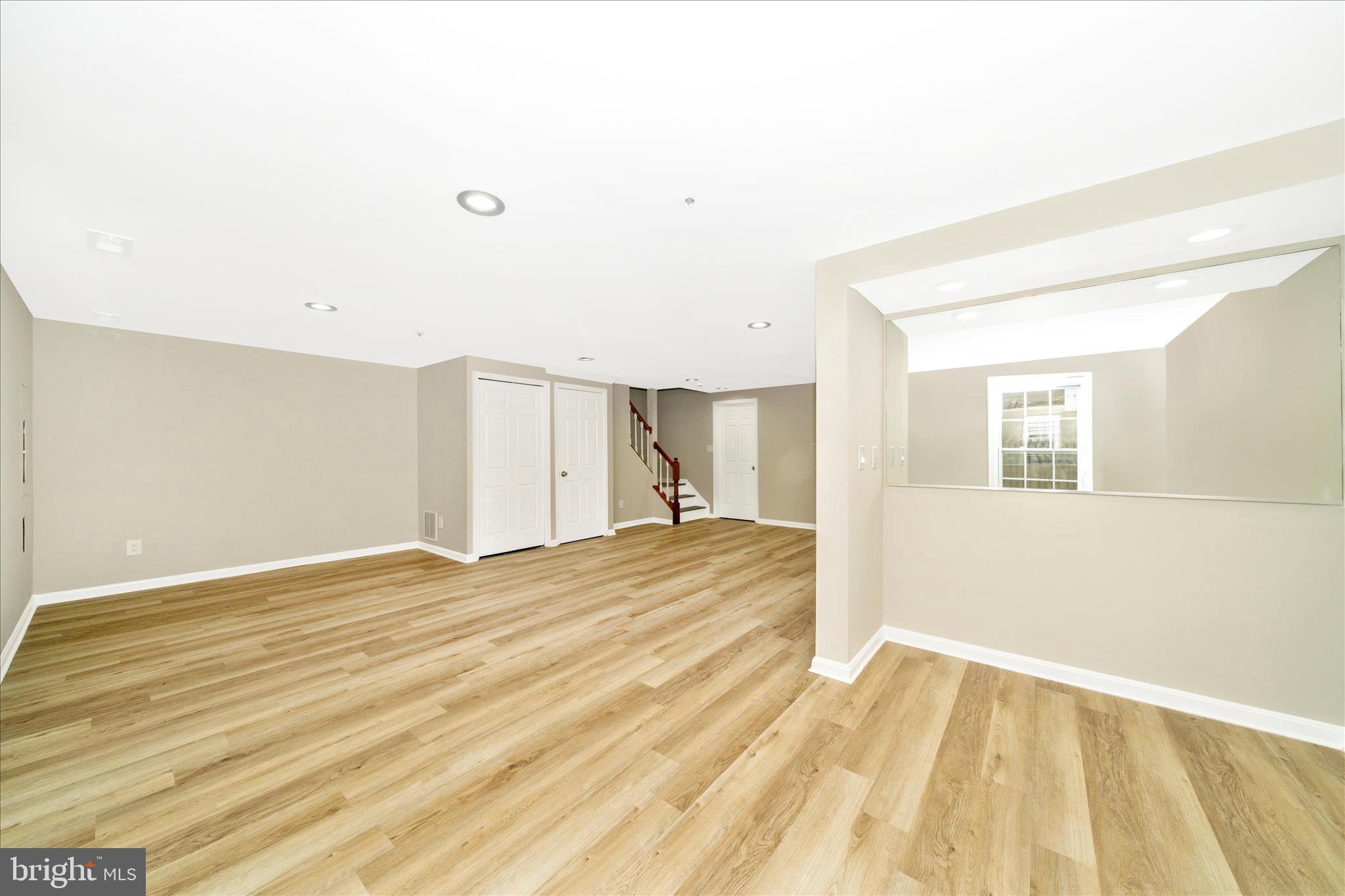 HOLLY POINTE - Residential