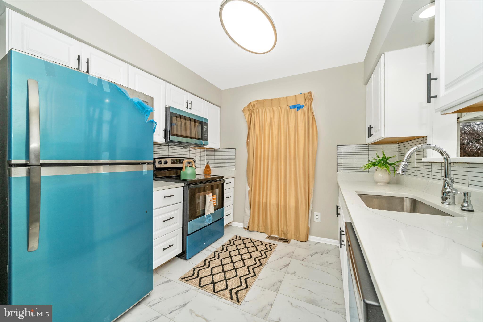 HOLLY POINTE - Residential