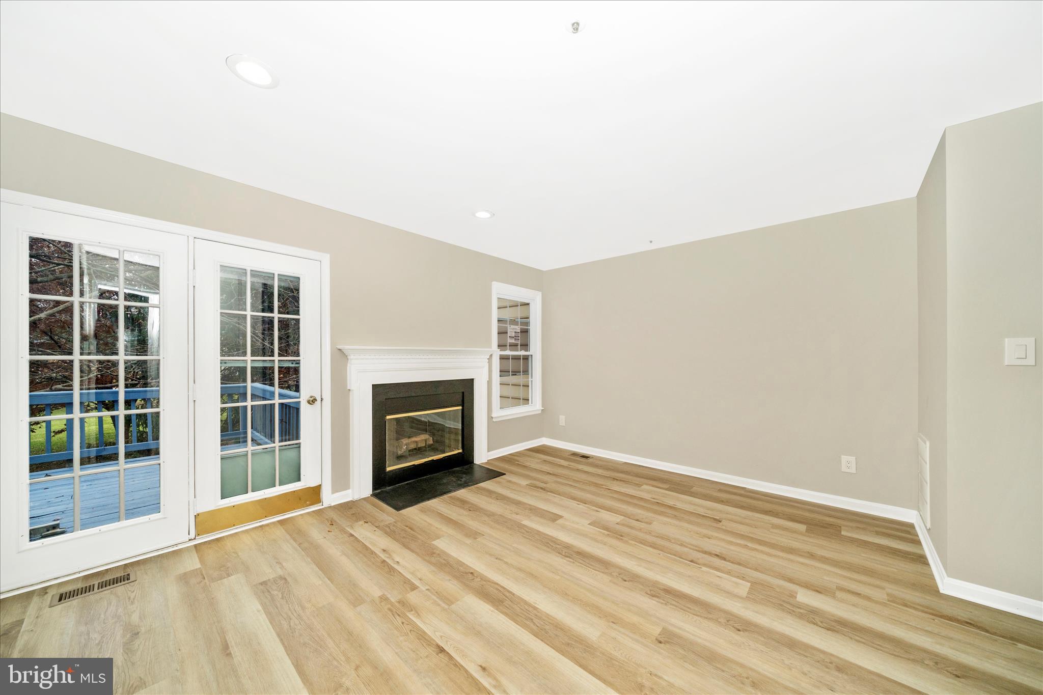 HOLLY POINTE - Residential