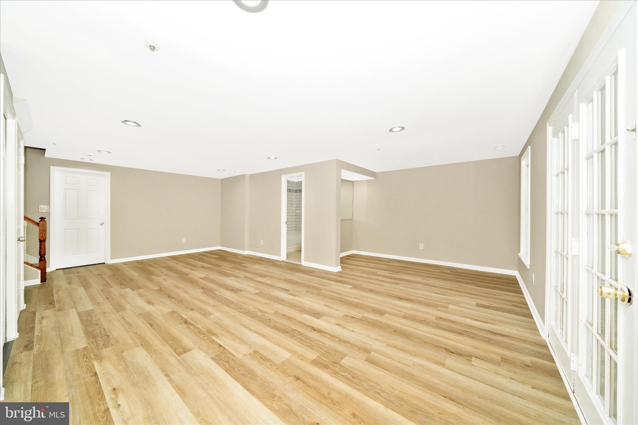 HOLLY POINTE - Residential