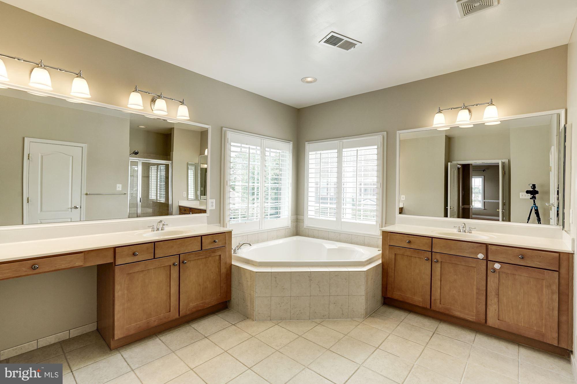 LANSDOWNE ON THE POTOMAC - Residential