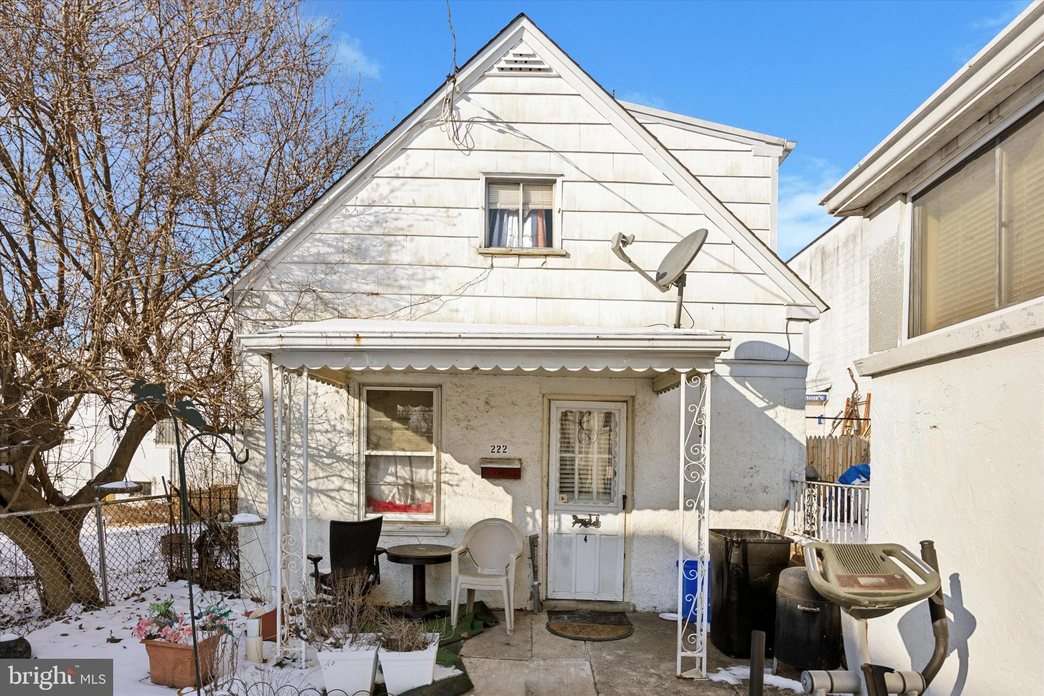 Main image without alt text