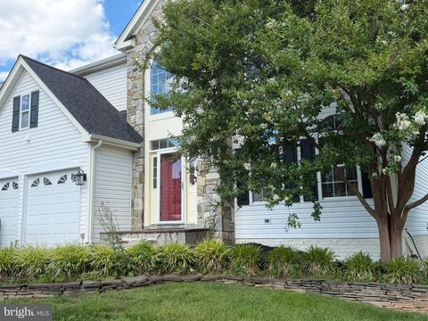 Photo of 47885 Allegheny Circle, STERLING, VA 20165 (MLS # VALO2128768)
