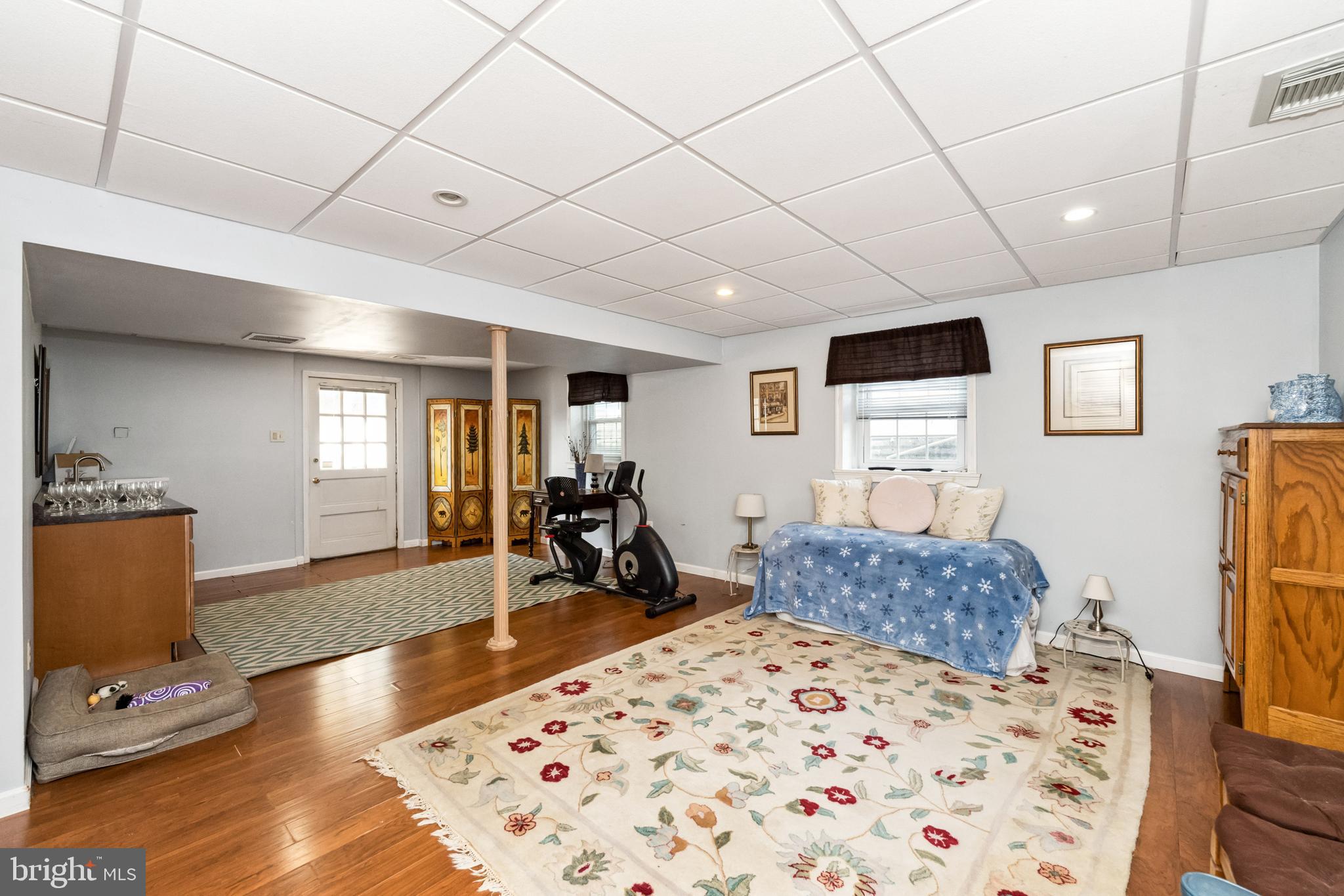 COUNTRY CLUB HILLS - Residential Lease